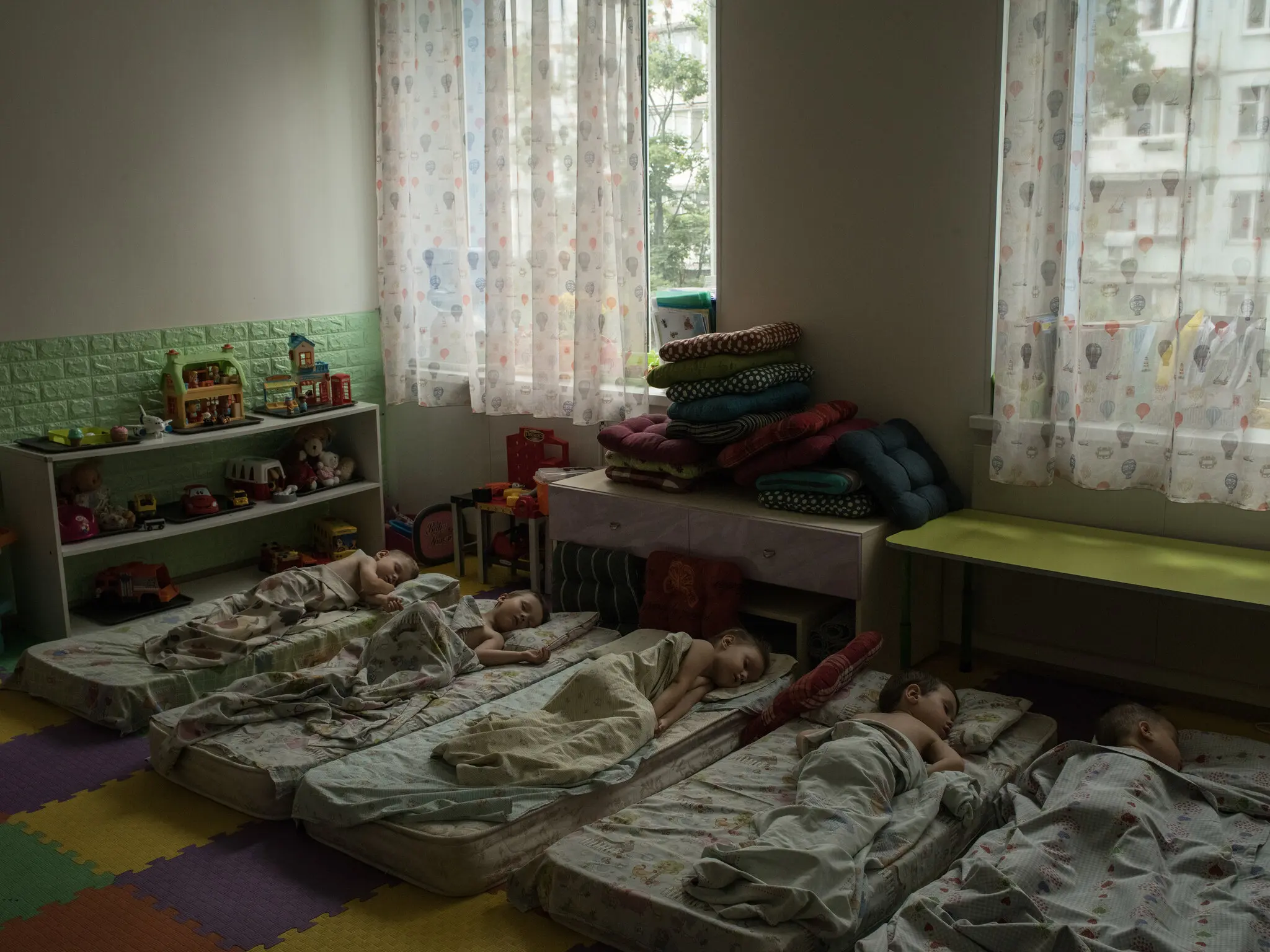 Діти дрімають 25 липня в центрі для молоді в Києві